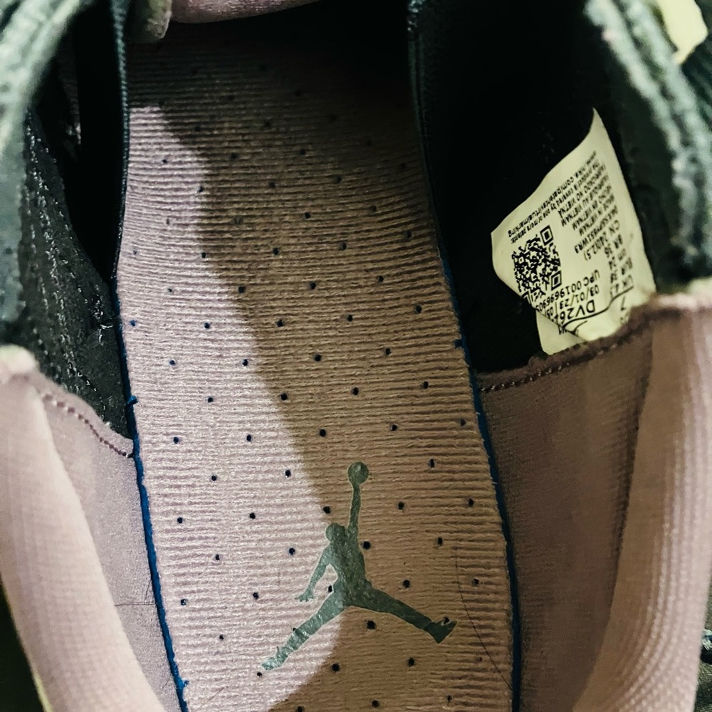 Size 7 Women’s Air Jordan 11 CMFT Low